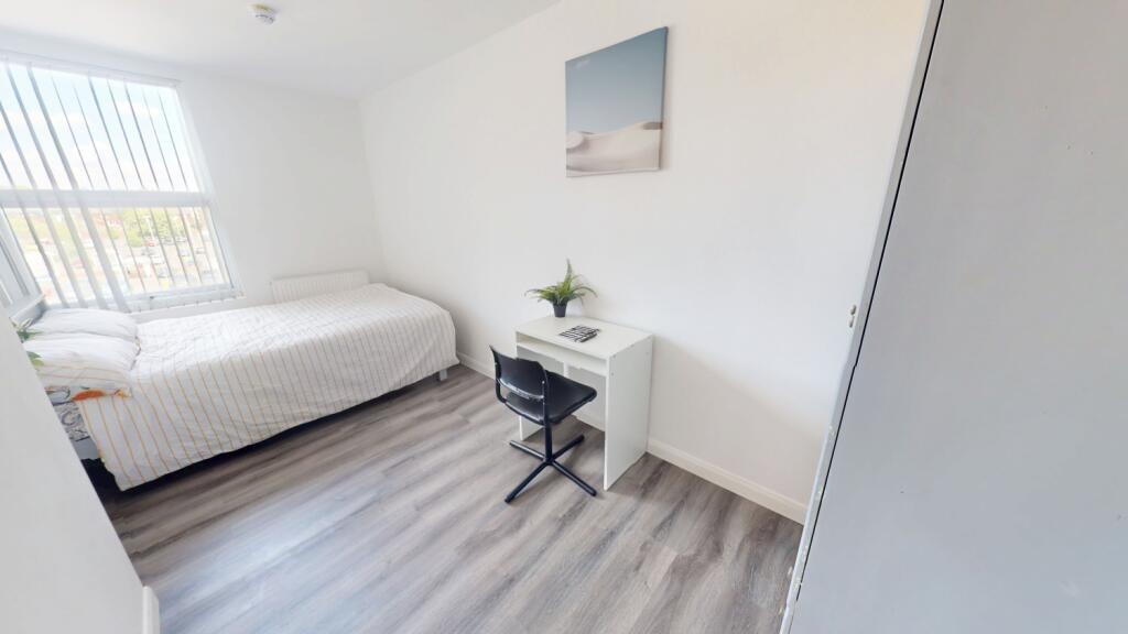 Bright and clean double bedroom featuring a com...