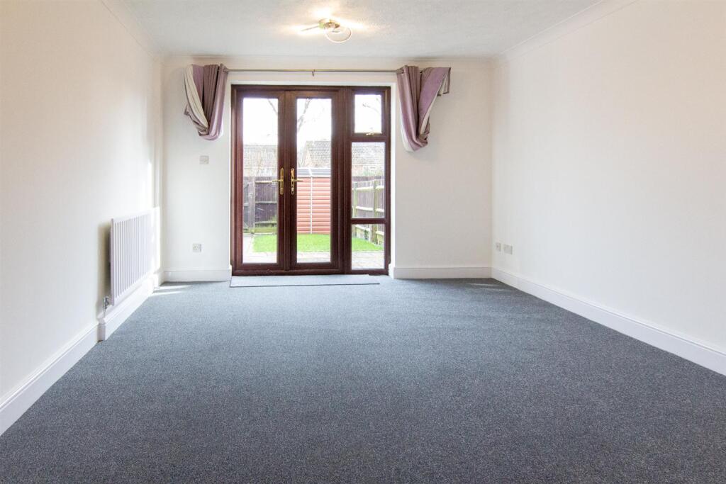 8 Lime Tree Grove - living room.jpg