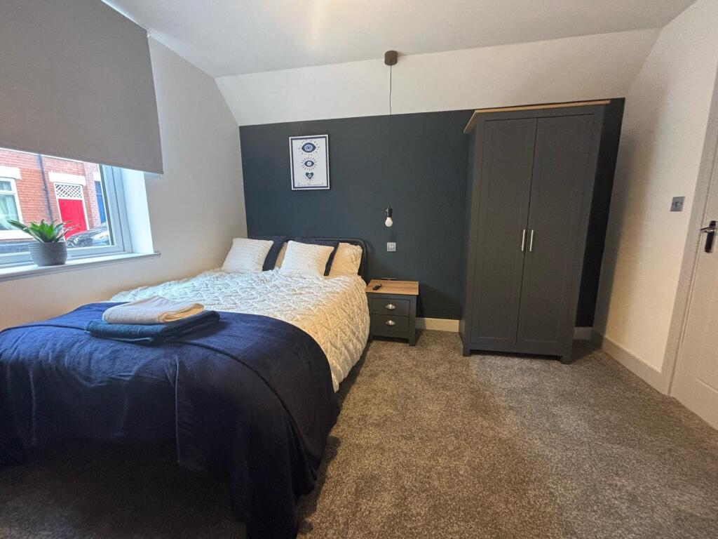 A cozy double bedroom featuring a comfortable b...