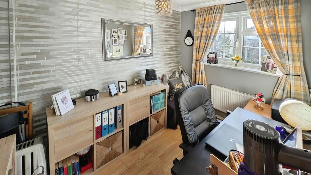 49 Cornwall Crescent bed 4 a.jpg