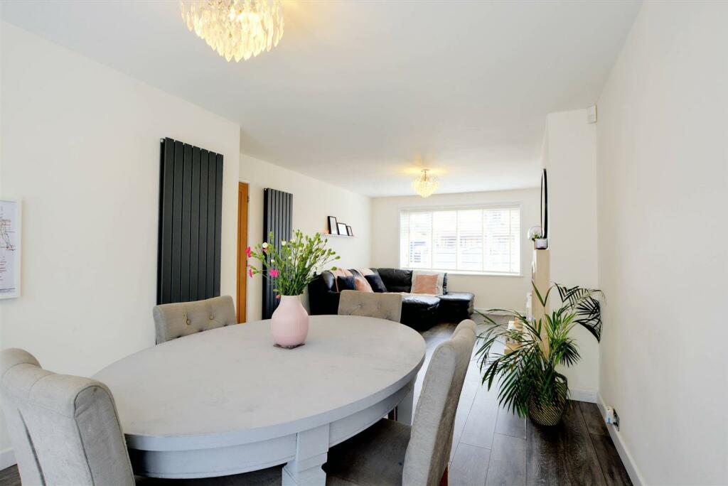 THROUGH LOUNGE/DINER