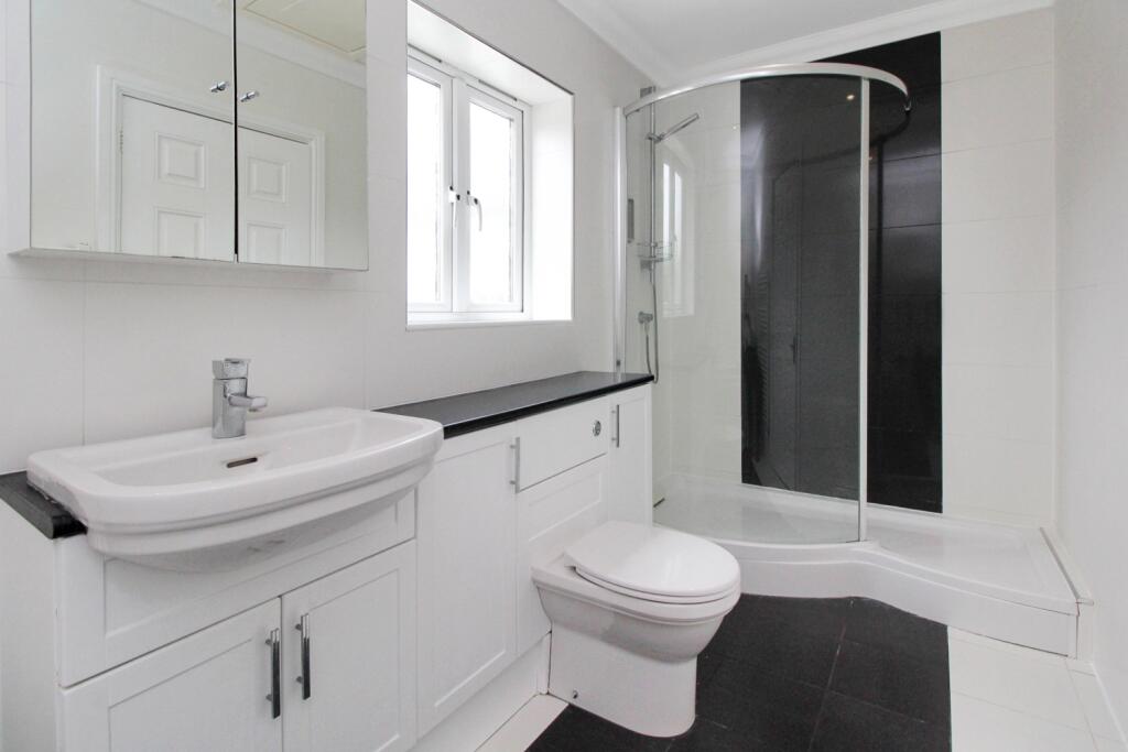 En-Suite Bathroom with Shower