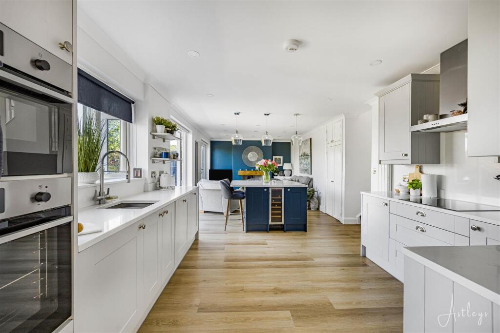 Open-plan kitchen/family room