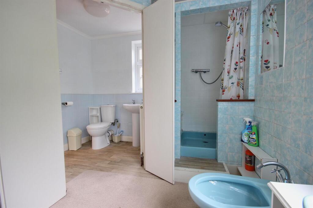 SHOWER ROOM