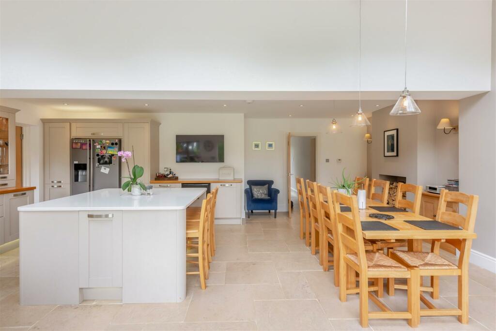 8608074-interior10.jpg