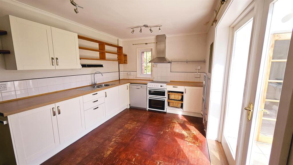 Kitchen 2.jpg