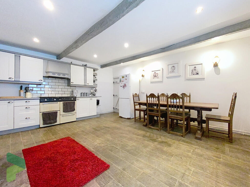 Fitted Dining Kit...