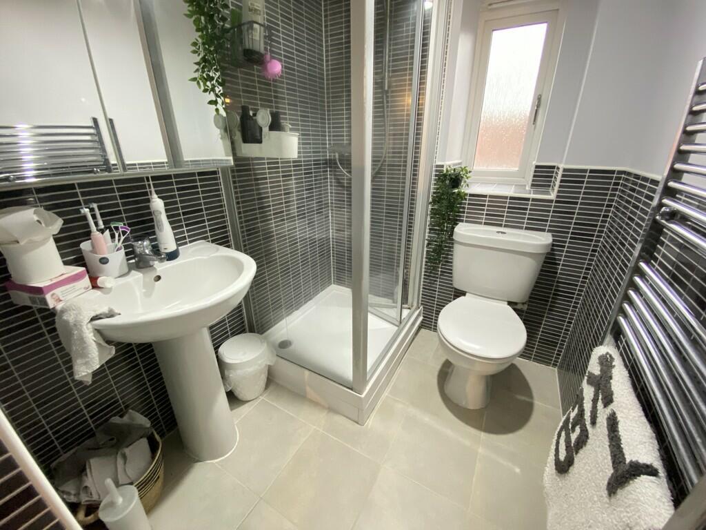 Ensuite shwer roo...