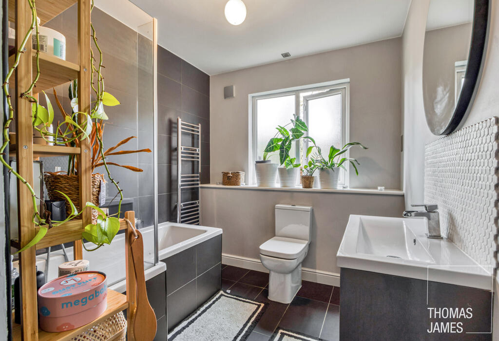 Cricketers Close, modern bathroom