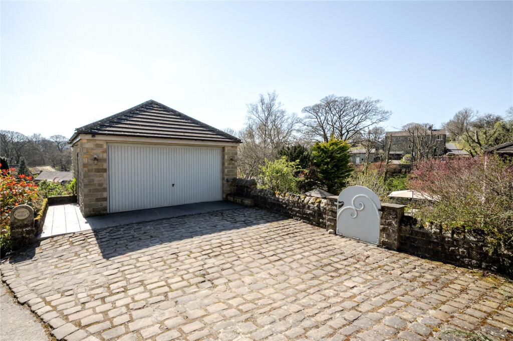 Garage / Parking