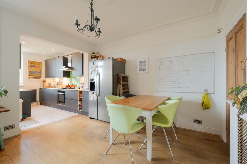 KITCHEN, DINER AND LOUNGE