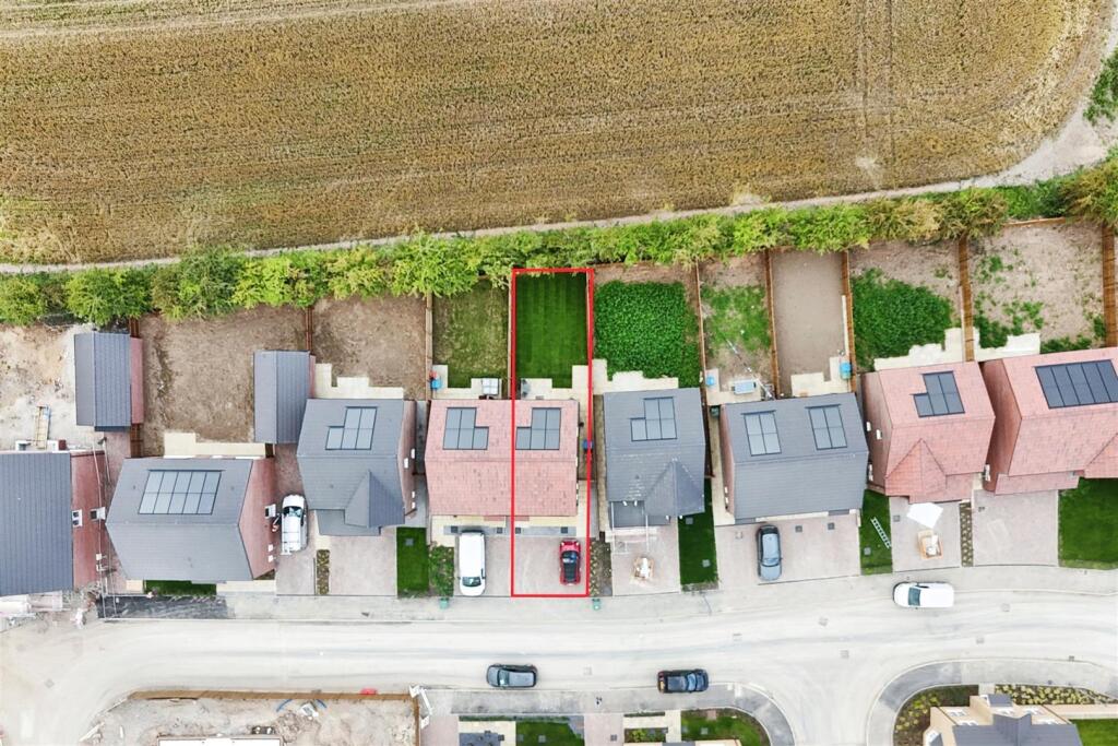 Aerial view of the property / Land boundary