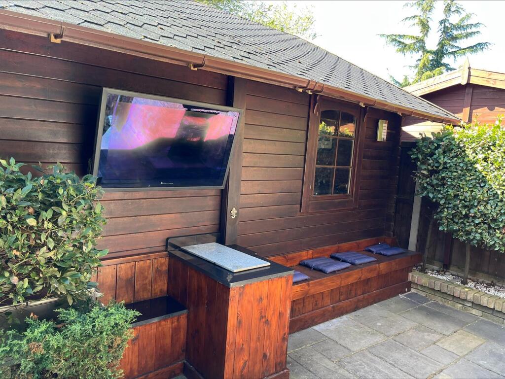 ENTERTAINMENT CABIN/BAR