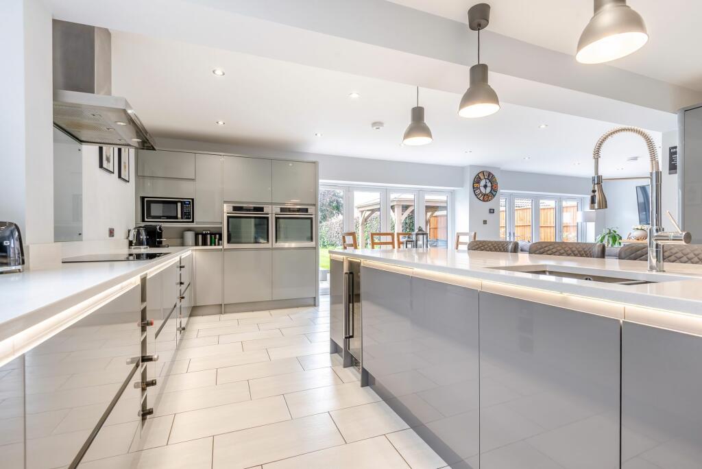 KITCHEN/FAMILY ROOM