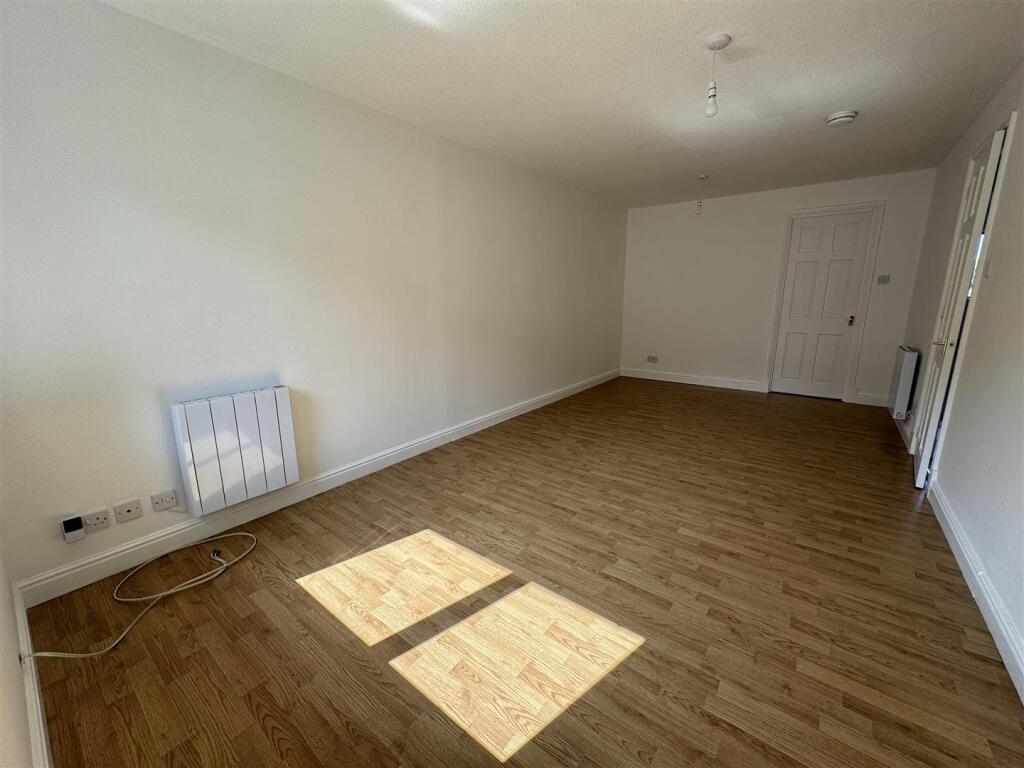 LOUNGE 2.JPG