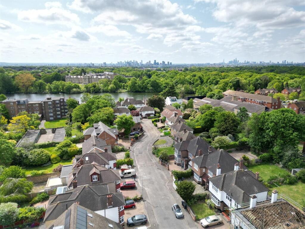 Hermitage Close, E18