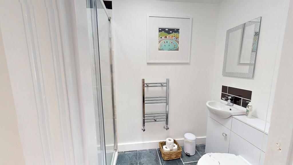 EN SUITE SHOWER ROOM