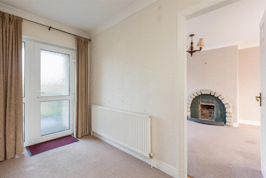 Ryedale Close 6 Hallway.jpg