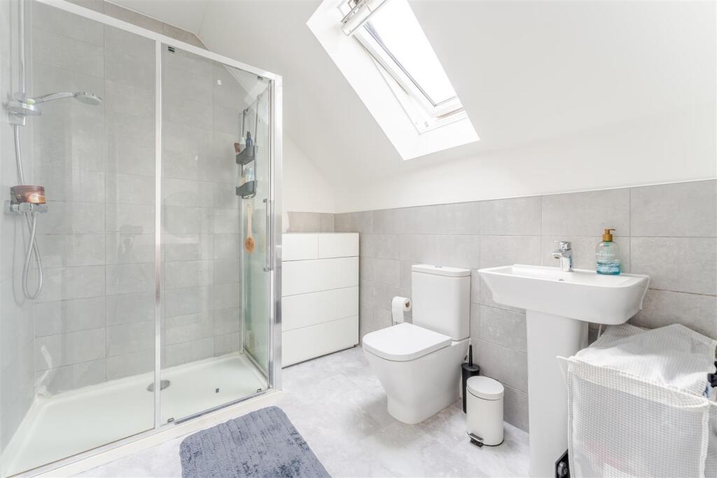 9 - ensuite.jpg
