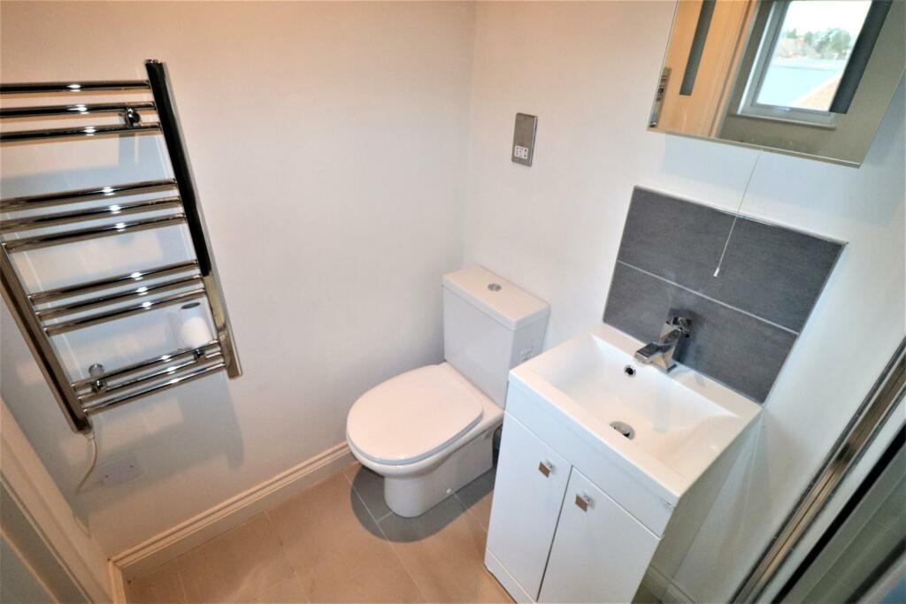 07 - Bedroom 1 Ensuite.JPG