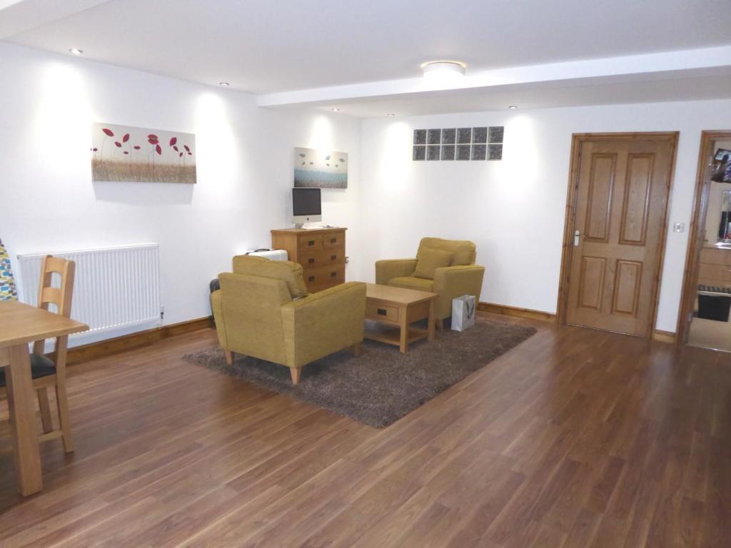 05 - Living Area.jpg