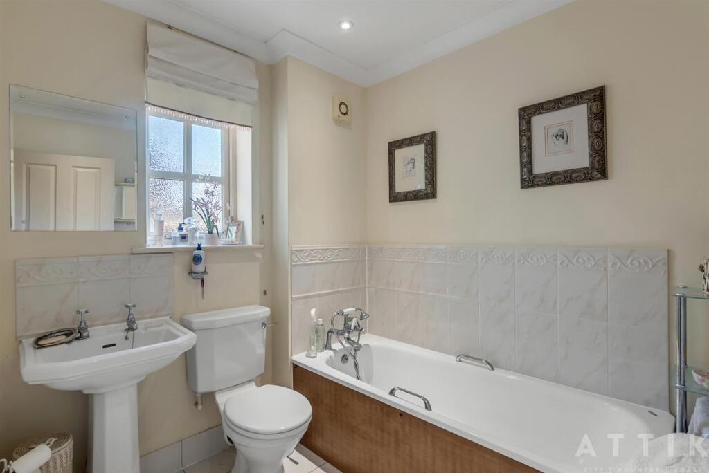 2 Hanbury Close, Halesworth IP19 8DG (23).jpg