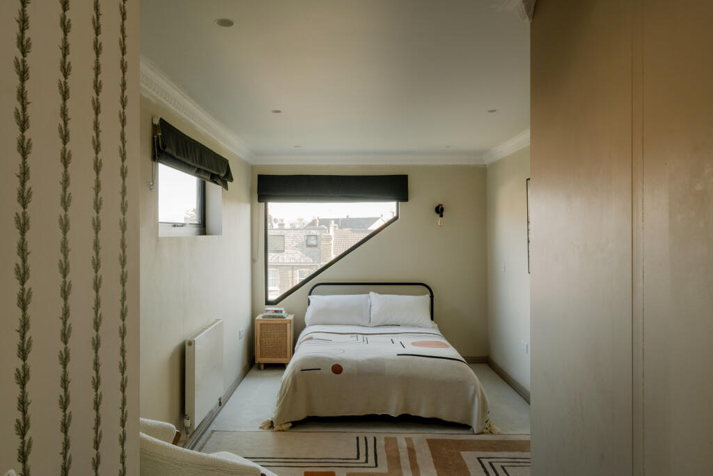 242650 - Wellington Road, London E11 - high res...
