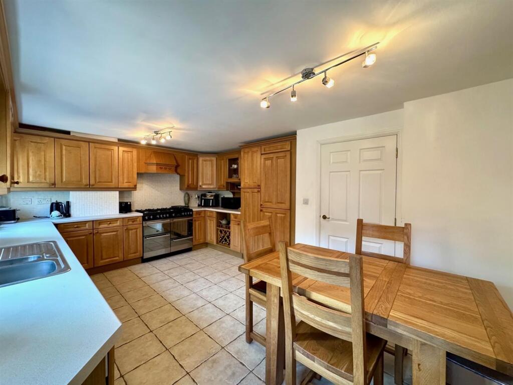 KITCHEN/BREAKFAST ROOM