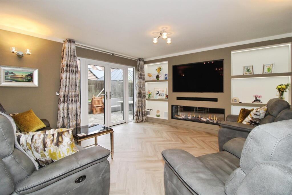 LOUNGE / DINING ROOM