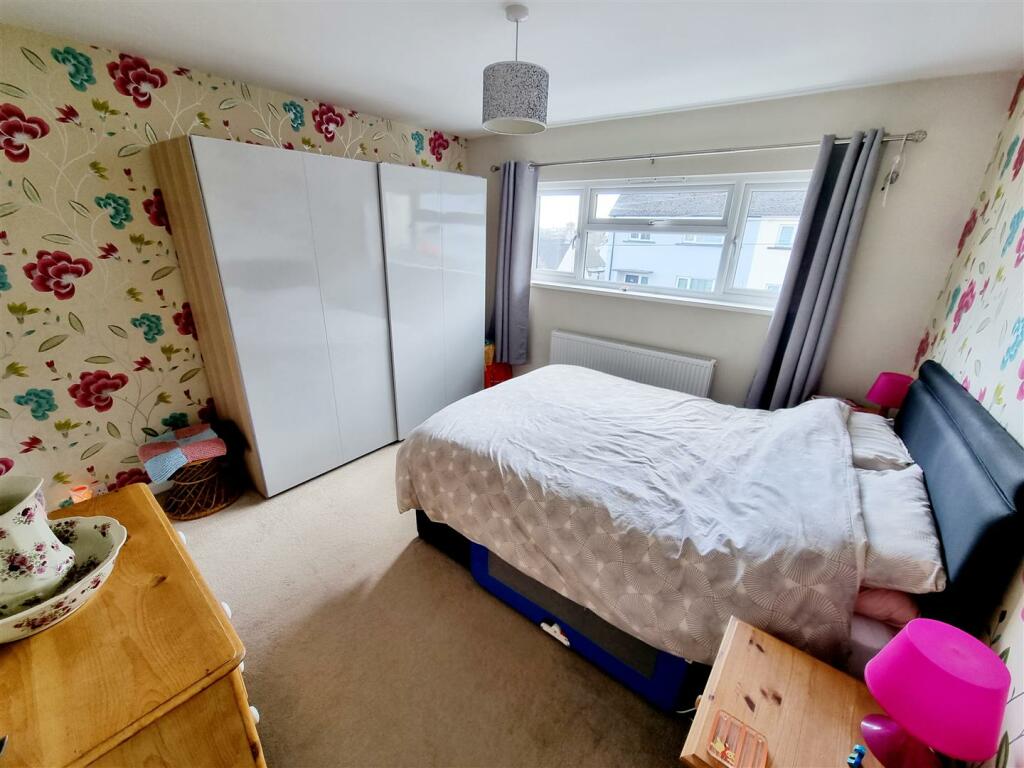 Bed 1.jpg
