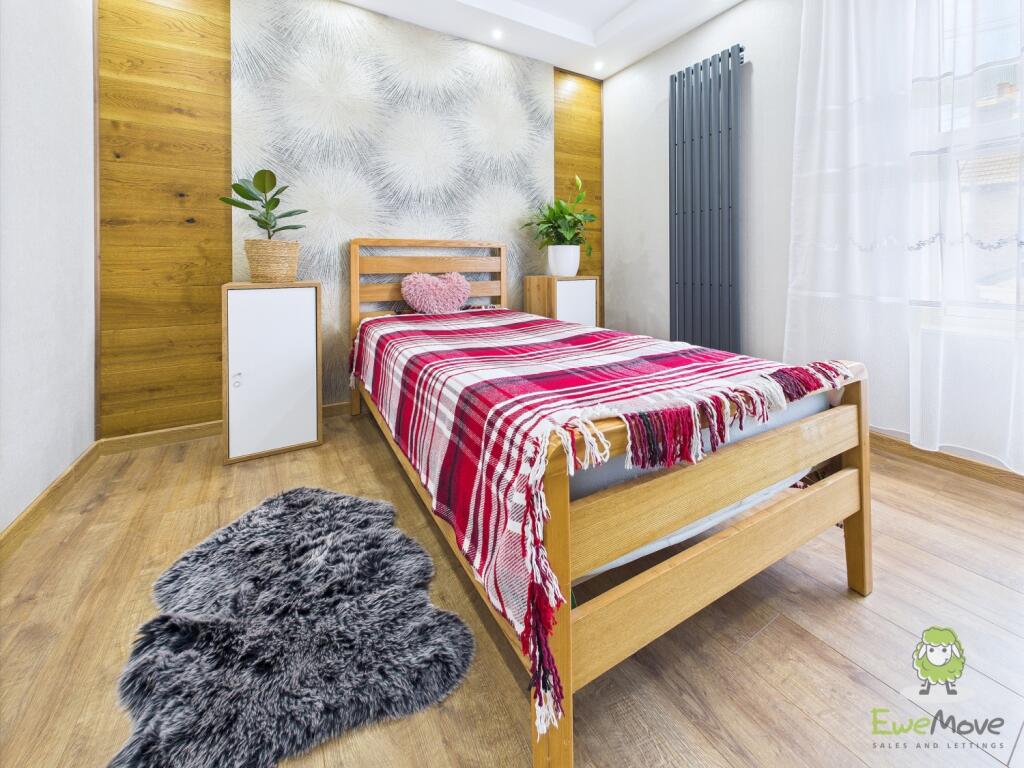 CAM01543G0-PR0136-STILL046