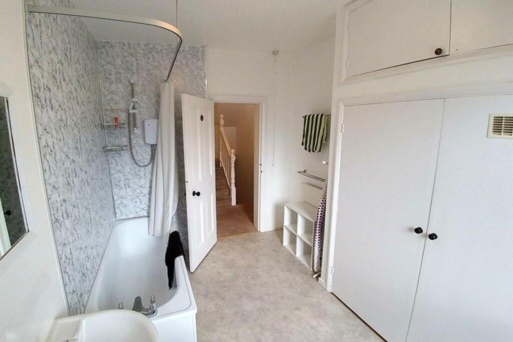 Bathroom (b).jpg