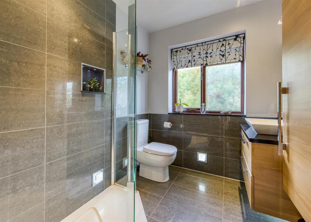 32 Billy Buns Lane-Shower Room.jpg