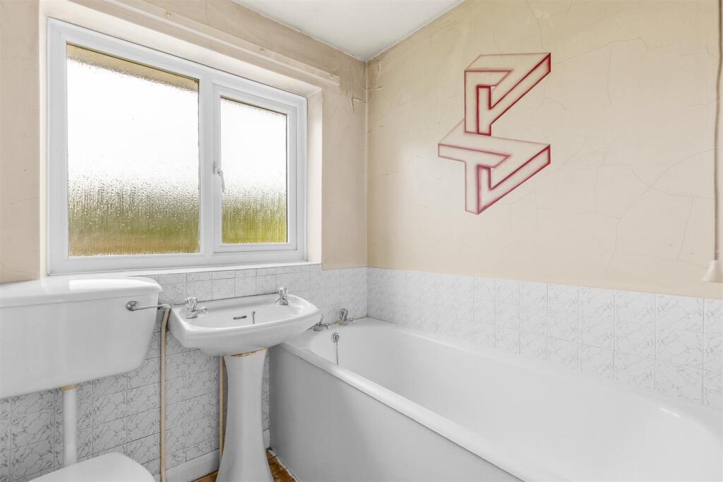 21 Deangarden Rise, HP11 1RF-4.jpg