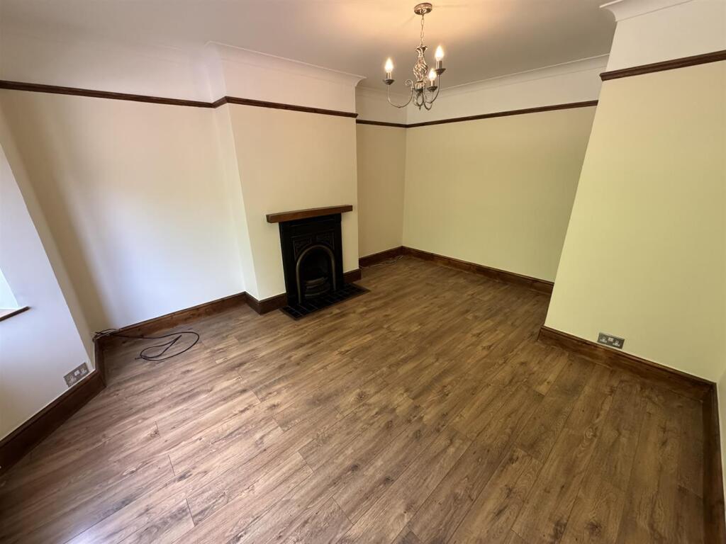 Living Room (1/2)
