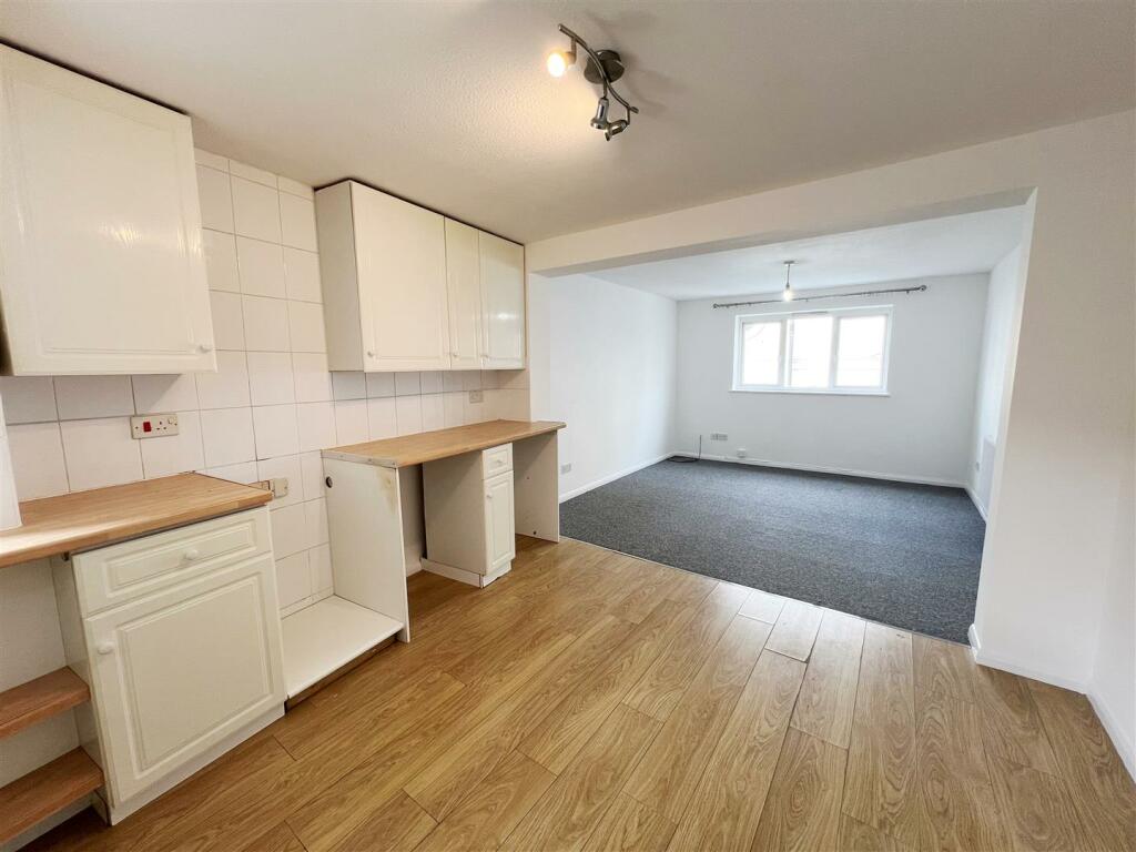KITCHEN LIVING
