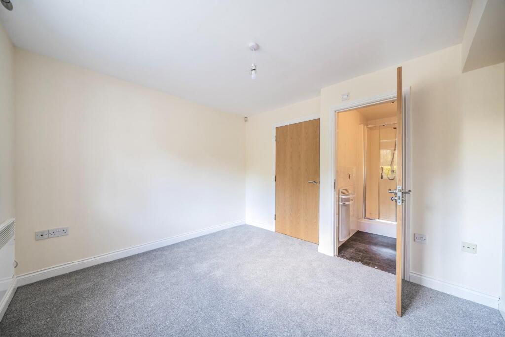 bedroom 1 with en suite.jpg