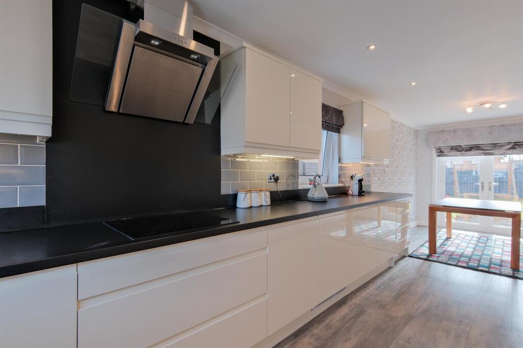 015-22 General Roy Way Carluke, ML8 4LP.jpg