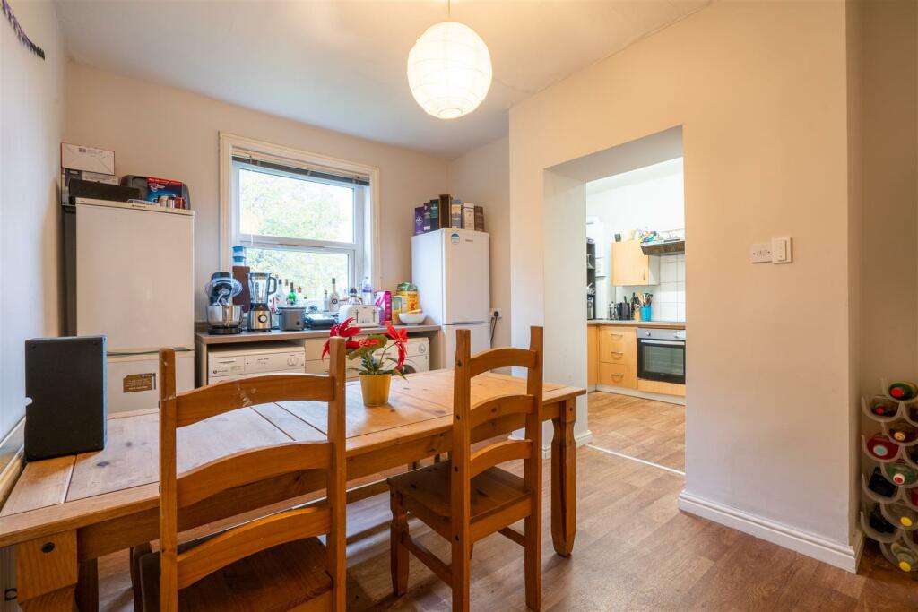 Kitchen 2.jpg