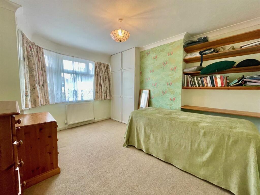 12 Elmscroft Bed 1.jpg