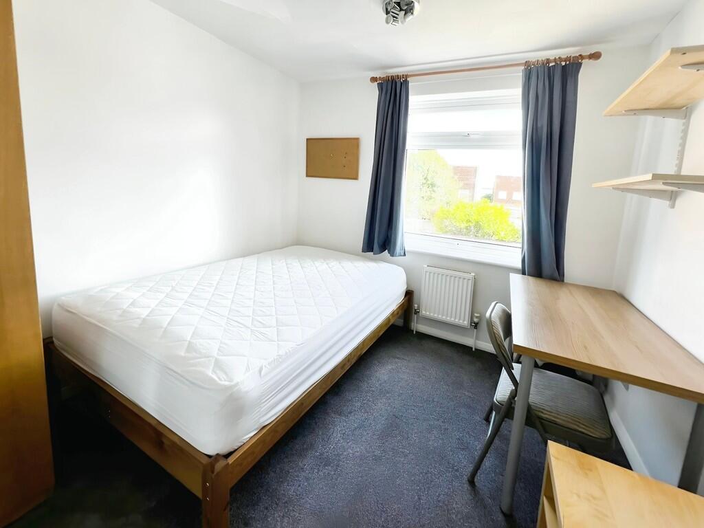 e3539c8b-bedroom ...