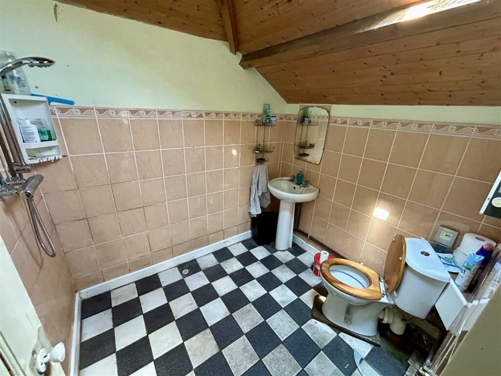 SHOWER ROOM/WET ROOM off