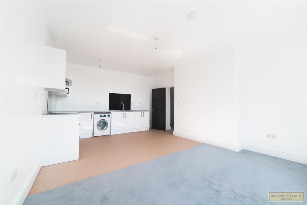 KITCHEN /LIVINGROOM