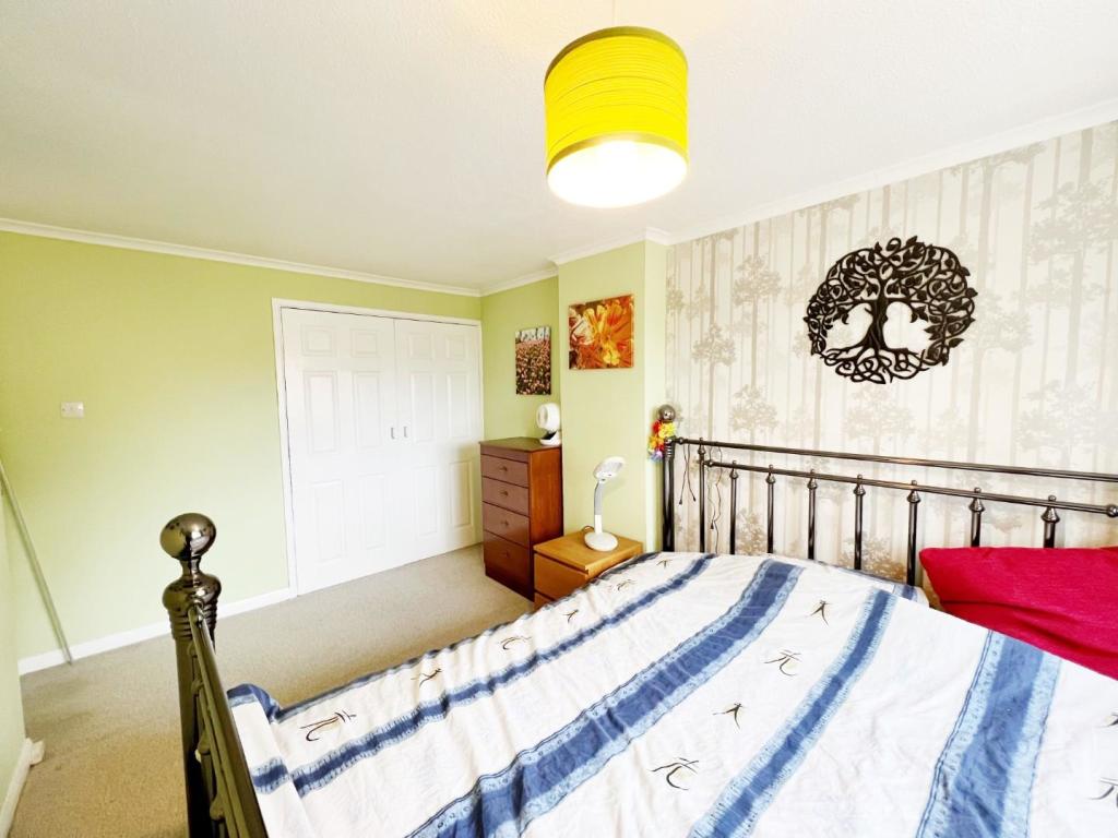 Bedroom 1 pic 3.jpg