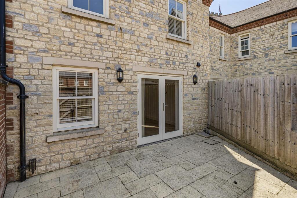 3 Chantry Lane, Towcester (39).JPG