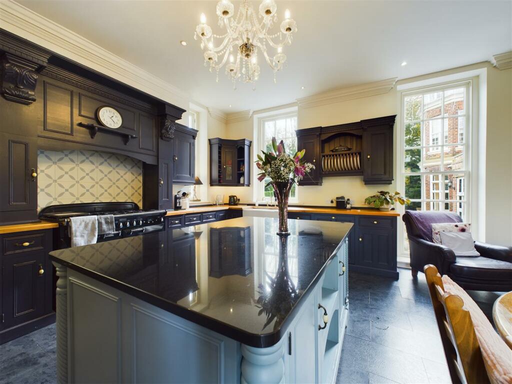 KITCHEN/LIVING/DINER