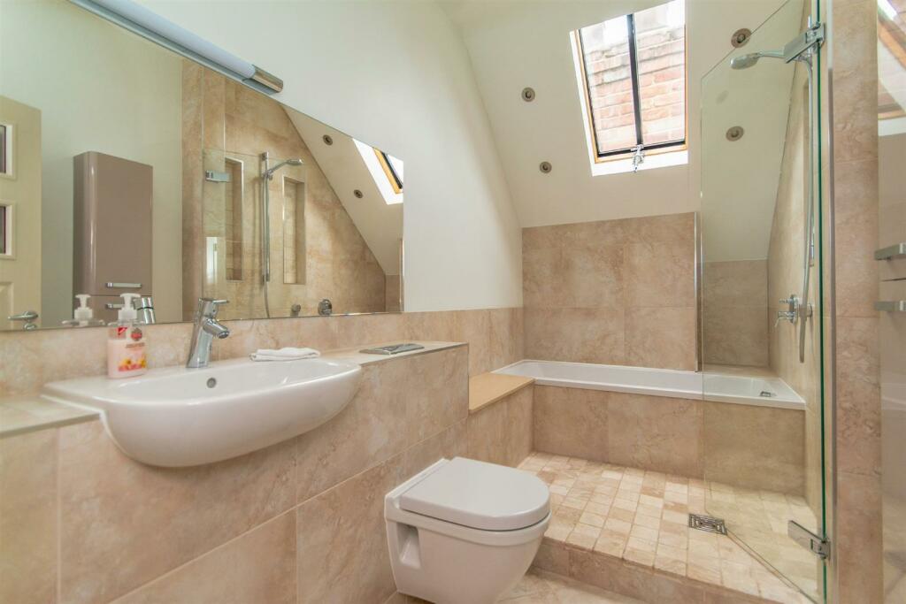 Family Bathroom 3