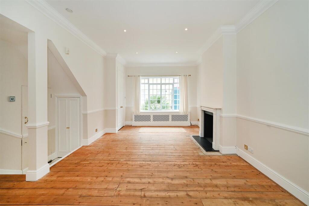 14-Ennismore-Gardens-Mews (2).JPG