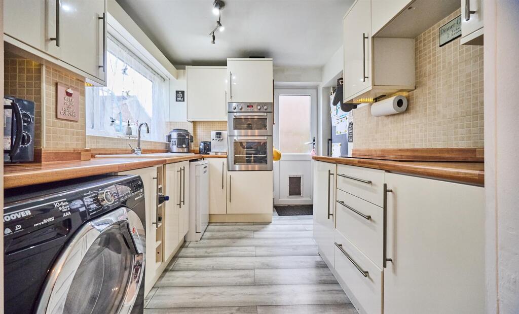 FITTED KITCHEN