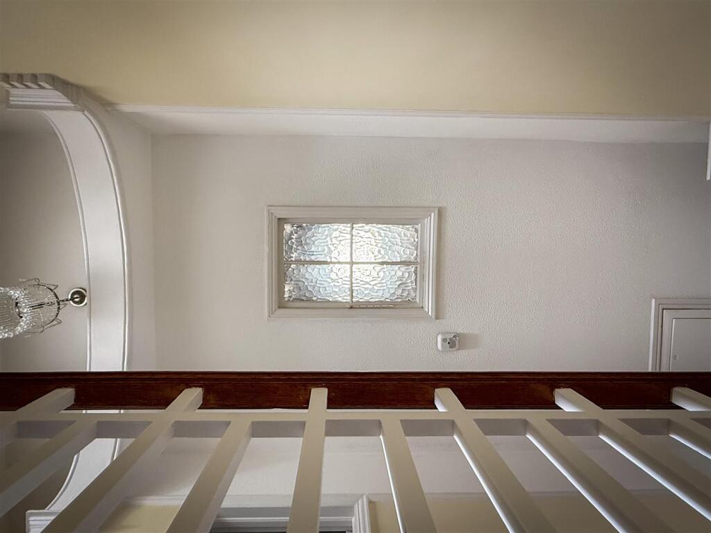 FEATURE LANDING LIGHT TUNNEL/SKYLIGHT
